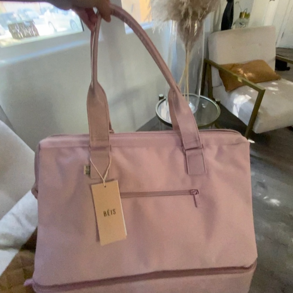 Beis travel weekender bag. This is the regular size bag in the color atlas.